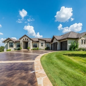 Beautifully finished epoxy-coated concrete driveway, combining strength and aesthetics.